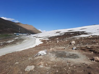 Gilgit-Baltistan 'daki Burzil Geçidi' nin güzel bir manzarası. Burzil Geçidi Pakistan 'ın Gilgit-Baltistan bölgesinde yüksek bir dağ geçididir..