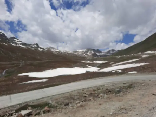 Gilgit-Baltistan 'daki Burzil Geçidi' nin güzel bir manzarası. Burzil Geçidi Pakistan 'ın Gilgit-Baltistan bölgesinde yüksek bir dağ geçididir..