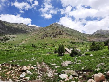 Pakistan 'daki Gilgit-Baltistan' ın görkemli doğal güzelliği. Gilgit-Baltistan şaşırtıcı doğal güzelliğiyle tanınır. Eşsiz manzaralar, yemyeşil ormanlar, soğuk çöller ve karla kaplı dağlar.. 