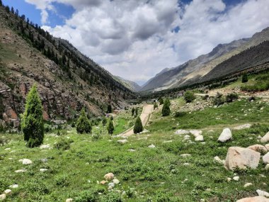 Pakistan 'daki Gilgit-Baltistan' ın görkemli doğal güzelliği. Gilgit-Baltistan şaşırtıcı doğal güzelliğiyle tanınır. Eşsiz manzaralar, yemyeşil ormanlar, soğuk çöller ve karla kaplı dağlar.. 