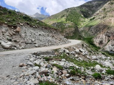 Pakistan 'daki Gilgit-Baltistan' ın görkemli doğal güzelliği. Gilgit-Baltistan şaşırtıcı doğal güzelliğiyle tanınır. Eşsiz manzaralar, yemyeşil ormanlar, soğuk çöller ve karla kaplı dağlar.. 