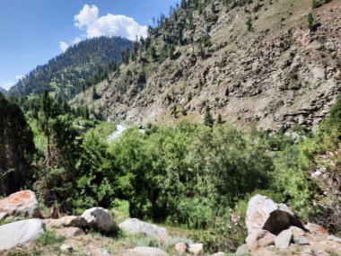 Pakistan 'daki Gilgit-Baltistan' ın görkemli doğal güzelliği. Gilgit-Baltistan şaşırtıcı doğal güzelliğiyle tanınır. Eşsiz manzaralar, yemyeşil ormanlar, soğuk çöller ve karla kaplı dağlar.. 