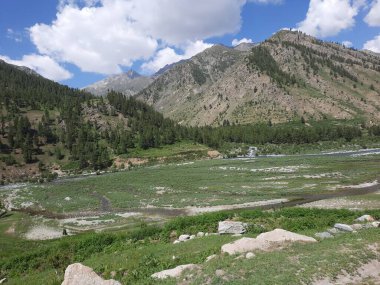  Pakistan 'daki Gilgit-Baltistan' ın görkemli doğal güzelliği. Gilgit-Baltistan şaşırtıcı doğal güzelliğiyle tanınır. Eşsiz manzaralar, yemyeşil ormanlar, soğuk çöller ve karla kaplı dağlar.. 