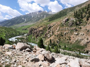  Pakistan 'daki Gilgit-Baltistan' ın görkemli doğal güzelliği. Gilgit-Baltistan şaşırtıcı doğal güzelliğiyle tanınır. Eşsiz manzaralar, yemyeşil ormanlar, soğuk çöller ve karla kaplı dağlar.. 