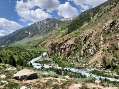  Pakistan 'daki Gilgit-Baltistan' ın görkemli doğal güzelliği. Gilgit-Baltistan şaşırtıcı doğal güzelliğiyle tanınır. Eşsiz manzaralar, yemyeşil ormanlar, soğuk çöller ve karla kaplı dağlar.. 