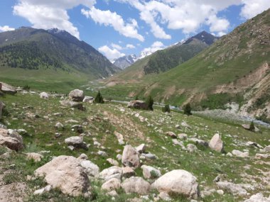 Pakistan 'daki Gilgit-Baltistan' ın görkemli doğal güzelliği. Gilgit-Baltistan şaşırtıcı doğal güzelliğiyle tanınır. Eşsiz manzaralar, yemyeşil ormanlar, soğuk çöller ve karla kaplı dağlar.. 