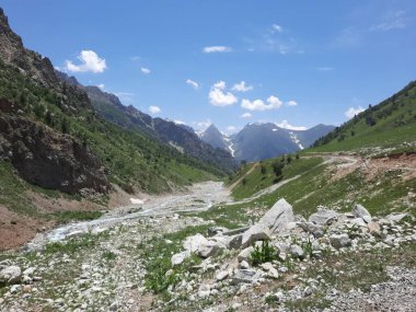Pakistan 'daki Gilgit-Baltistan' ın görkemli doğal güzelliği. Gilgit-Baltistan şaşırtıcı doğal güzelliğiyle tanınır. Eşsiz manzaralar, yemyeşil ormanlar, soğuk çöller ve karla kaplı dağlar.. 