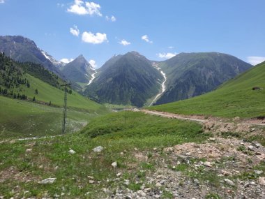 Pakistan 'daki Gilgit-Baltistan' ın görkemli doğal güzelliği. Gilgit-Baltistan şaşırtıcı doğal güzelliğiyle tanınır. Eşsiz manzaralar, yemyeşil ormanlar, soğuk çöller ve karla kaplı dağlar.. 