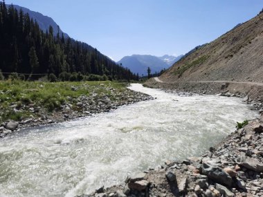 Pakistan 'daki Gilgit-Baltistan' ın görkemli doğal güzelliği. Gilgit-Baltistan şaşırtıcı doğal güzelliğiyle tanınır. Eşsiz manzaralar, yemyeşil ormanlar, soğuk çöller ve karla kaplı dağlar.. 