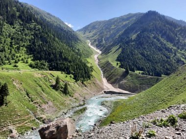 Pakistan 'daki Gilgit-Baltistan' ın görkemli doğal güzelliği. Gilgit-Baltistan şaşırtıcı doğal güzelliğiyle tanınır. Eşsiz manzaralar, yemyeşil ormanlar, soğuk çöller ve karla kaplı dağlar.. 