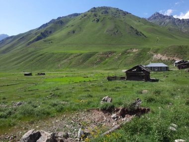 Pakistan 'daki Gilgit-Baltistan' ın görkemli doğal güzelliği. Gilgit-Baltistan şaşırtıcı doğal güzelliğiyle tanınır. Eşsiz manzaralar, yemyeşil ormanlar, soğuk çöller ve karla kaplı dağlar.. 