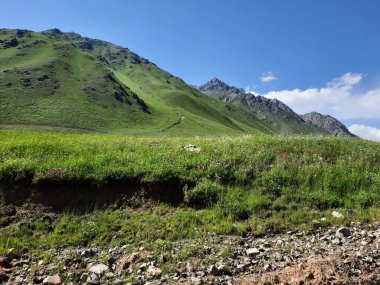 Pakistan 'daki Gilgit-Baltistan' ın görkemli doğal güzelliği. Gilgit-Baltistan şaşırtıcı doğal güzelliğiyle tanınır. Eşsiz manzaralar, yemyeşil ormanlar, soğuk çöller ve karla kaplı dağlar..