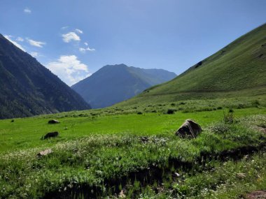 Pakistan 'daki Gilgit-Baltistan' ın görkemli doğal güzelliği. Gilgit-Baltistan şaşırtıcı doğal güzelliğiyle tanınır. Eşsiz manzaralar, yemyeşil ormanlar, soğuk çöller ve karla kaplı dağlar..