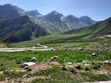 Pakistan 'daki Gilgit-Baltistan' ın görkemli doğal güzelliği. Gilgit-Baltistan şaşırtıcı doğal güzelliğiyle tanınır. Eşsiz manzaralar, yemyeşil ormanlar, soğuk çöller ve karla kaplı dağlar..