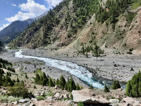  Pakistan 'daki Gilgit-Baltistan' ın görkemli doğal güzelliği. Gilgit-Baltistan şaşırtıcı doğal güzelliğiyle tanınır. Eşsiz manzaralar, yemyeşil ormanlar, soğuk çöller ve karla kaplı dağlar.. 