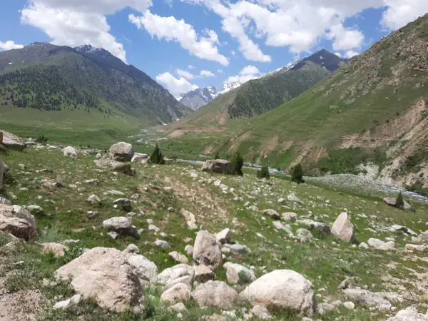Pakistan 'daki Gilgit-Baltistan' ın görkemli doğal güzelliği. Gilgit-Baltistan şaşırtıcı doğal güzelliğiyle tanınır. Eşsiz manzaralar, yemyeşil ormanlar, soğuk çöller ve karla kaplı dağlar.. 