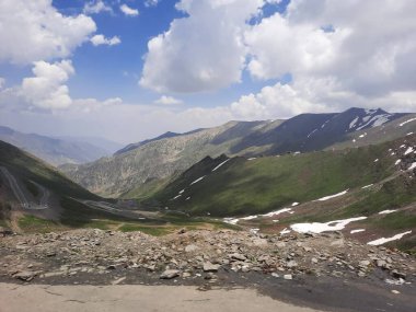  Babusar Geçidi 'nin güzel manzarası. Babusar Geçidi, Pakistan 'ın 150 km uzunluğundaki Kaghan Vadisi' nin kuzeyindeki bir dağ geçididir. Pakistan 'ın en tehlikeli yollarından biri.. 