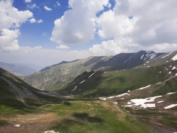  Babusar Geçidi 'nin güzel manzarası. Babusar Geçidi, Pakistan 'ın 150 km uzunluğundaki Kaghan Vadisi' nin kuzeyindeki bir dağ geçididir. Pakistan 'ın en tehlikeli yollarından biri.. 