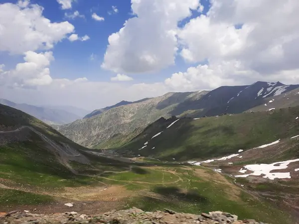  Babusar Geçidi 'nin güzel manzarası. Babusar Geçidi, Pakistan 'ın 150 km uzunluğundaki Kaghan Vadisi' nin kuzeyindeki bir dağ geçididir. Pakistan 'ın en tehlikeli yollarından biri.. 