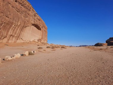 El Hegra 'nın arkeolojik alanındaki binlerce yıllık kayaların güzel manzarası, Suudi Arabistan' daki Madain Saleh. 