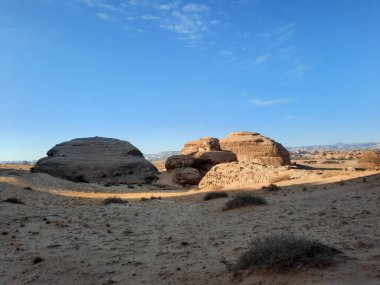 El Hegra 'nın arkeolojik alanındaki binlerce yıllık kayaların güzel manzarası, Suudi Arabistan' daki Madain Saleh. 