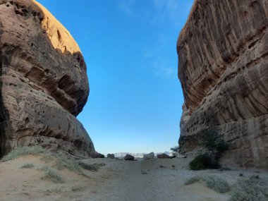 El Hegra 'nın arkeolojik alanındaki binlerce yıllık kayaların güzel manzarası, Suudi Arabistan' daki Madain Saleh. 
