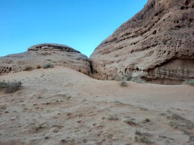 El Hegra 'nın arkeolojik alanındaki binlerce yıllık kayaların güzel manzarası, Suudi Arabistan' daki Madain Saleh. 