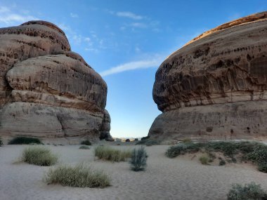 El Hegra 'nın arkeolojik alanındaki binlerce yıllık kayaların güzel manzarası, Suudi Arabistan' daki Madain Saleh. 