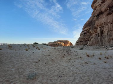 El Hegra 'nın arkeolojik alanındaki binlerce yıllık kayaların güzel manzarası, Suudi Arabistan' daki Madain Saleh. 
