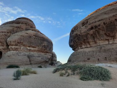El Hegra 'nın arkeolojik alanındaki binlerce yıllık kayaların güzel manzarası, Suudi Arabistan' daki Madain Saleh. 