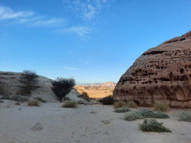 El Hegra 'nın arkeolojik alanındaki binlerce yıllık kayaların güzel manzarası, Suudi Arabistan' daki Madain Saleh. 