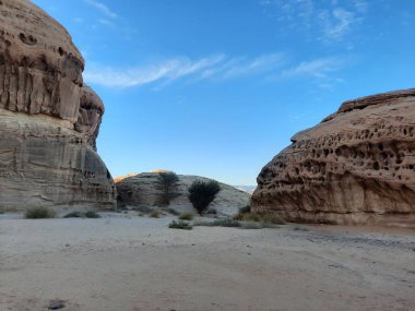 El Hegra 'nın arkeolojik alanındaki binlerce yıllık kayaların güzel manzarası, Suudi Arabistan' daki Madain Saleh. 