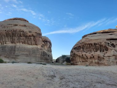 El Hegra 'nın arkeolojik alanındaki binlerce yıllık kayaların güzel manzarası, Suudi Arabistan' daki Madain Saleh. 