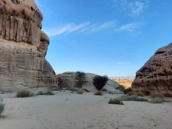 El Hegra 'nın arkeolojik alanındaki binlerce yıllık kayaların güzel manzarası, Suudi Arabistan' daki Madain Saleh. 