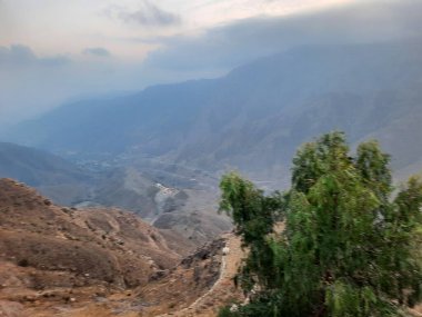 Abha şehrinin tepelerine doğru nefes kesici bir akşam manzarası Suudi Arabistan, Abha 'da yaşanabilecek en büyüleyici deneyimlerden biri High City olarak bilinen yüksek noktadan gün batımına tanıklık etmektir..