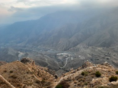 Abha şehrinin tepelerine doğru nefes kesici bir akşam manzarası Suudi Arabistan, Abha 'da yaşanabilecek en büyüleyici deneyimlerden biri High City olarak bilinen yüksek noktadan gün batımına tanıklık etmektir..
