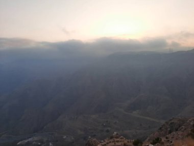 Abha şehrinin tepelerine doğru nefes kesici bir akşam manzarası Suudi Arabistan, Abha 'da yaşanabilecek en büyüleyici deneyimlerden biri High City olarak bilinen yüksek noktadan gün batımına tanıklık etmektir..