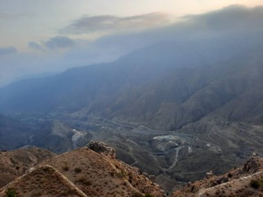 Abha şehrinin tepelerine doğru nefes kesici bir akşam manzarası Suudi Arabistan, Abha 'da yaşanabilecek en büyüleyici deneyimlerden biri High City olarak bilinen yüksek noktadan gün batımına tanıklık etmektir.. 