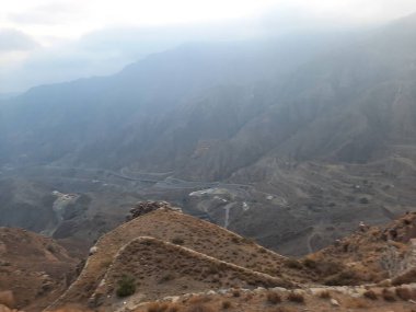 Abha şehrinin tepelerine doğru nefes kesici bir akşam manzarası Suudi Arabistan, Abha 'da yaşanabilecek en büyüleyici deneyimlerden biri High City olarak bilinen yüksek noktadan gün batımına tanıklık etmektir.. 