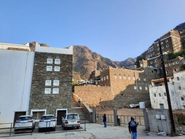 Asir 'deki Rijal Almaa Arkeolojisi' ndeki tarihi yapıların çarpıcı gündüz perspektifi. Rijal Almaa 'nın tarihi önemi sadece eski binaların bir koleksiyonu değil, aynı zamanda Asir' in kültürel mirasının önemli bir parçasını temsil ediyor..