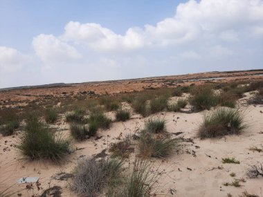  Suudi Arabistan, Jazan 'daki Farasan Adaları' nın çarpıcı panoramik manzarası. Şeffaf sular, kayalık oluşumlar ve yaklaşan kara bulutlar muhteşem bir manzara yaratır..