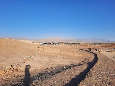 Medyen Şuayb 'ın tarihi kalıntılarını çevreleyen dağların güzel manzarası. Medyen Şuayb, Suudi Arabistan 'ın kuzeybatısındaki Tabuk bölgesindeki el-Kötü Valilikte yer alan bir arkeoloji ve turizm merkezidir..