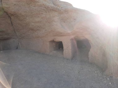 Medyen Şuayb 'ın dağlarına oyulmuş mağaraların çarpıcı gündüz görüntüsü. Medyen Şuayb, Suudi Arabistan 'ın kuzeybatısındaki Tabuk bölgesinde Al Bada Valiliği' nde yer alan bir arkeolojik ve turizm merkezidir..