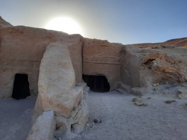 Medyen Şuayb 'ın dağlarına oyulmuş mağaraların çarpıcı gündüz görüntüsü. Medyen Şuayb, Suudi Arabistan 'ın kuzeybatısındaki Tabuk bölgesinde Al Bada Valiliği' nde yer alan bir arkeolojik ve turizm merkezidir..