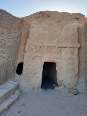 Medyen Şuayb 'ın dağlarına oyulmuş mağaraların çarpıcı gündüz görüntüsü. Medyen Şuayb, Suudi Arabistan 'ın kuzeybatısındaki Tabuk bölgesinde Al Bada Valiliği' nde yer alan bir arkeolojik ve turizm merkezidir..