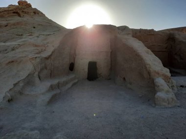 Medyen Şuayb 'ın dağlarına oyulmuş mağaraların çarpıcı gündüz görüntüsü. Medyen Şuayb, Suudi Arabistan 'ın kuzeybatısındaki Tabuk bölgesinde Al Bada Valiliği' nde yer alan bir arkeolojik ve turizm merkezidir..