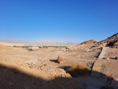 Medyen Şuayb 'ın tarihi kalıntılarını çevreleyen dağların güzel manzarası. Medyen Şuayb, Suudi Arabistan 'ın kuzeybatısındaki Tabuk bölgesindeki el-Kötü Valilikte yer alan bir arkeoloji ve turizm merkezidir..