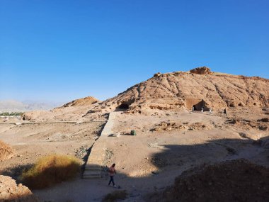 Medyen Şuayb 'ın tarihi kalıntılarını çevreleyen dağların güzel manzarası. Medyen Şuayb, Suudi Arabistan 'ın kuzeybatısındaki Tabuk bölgesindeki el-Kötü Valilikte yer alan bir arkeoloji ve turizm merkezidir..