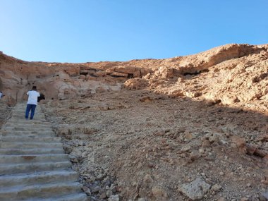 Medyen Şuayb 'ın tarihi kalıntılarını çevreleyen dağların güzel manzarası. Medyen Şuayb, Suudi Arabistan 'ın kuzeybatısındaki Tabuk bölgesindeki el-Kötü Valilikte yer alan bir arkeoloji ve turizm merkezidir..