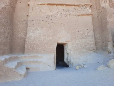 Medyen Şuayb 'ın dağlarına oyulmuş mağaraların çarpıcı gündüz görüntüsü. Medyen Şuayb, Suudi Arabistan 'ın kuzeybatısındaki Tabuk bölgesinde Al Bada Valiliği' nde yer alan bir arkeolojik ve turizm merkezidir..